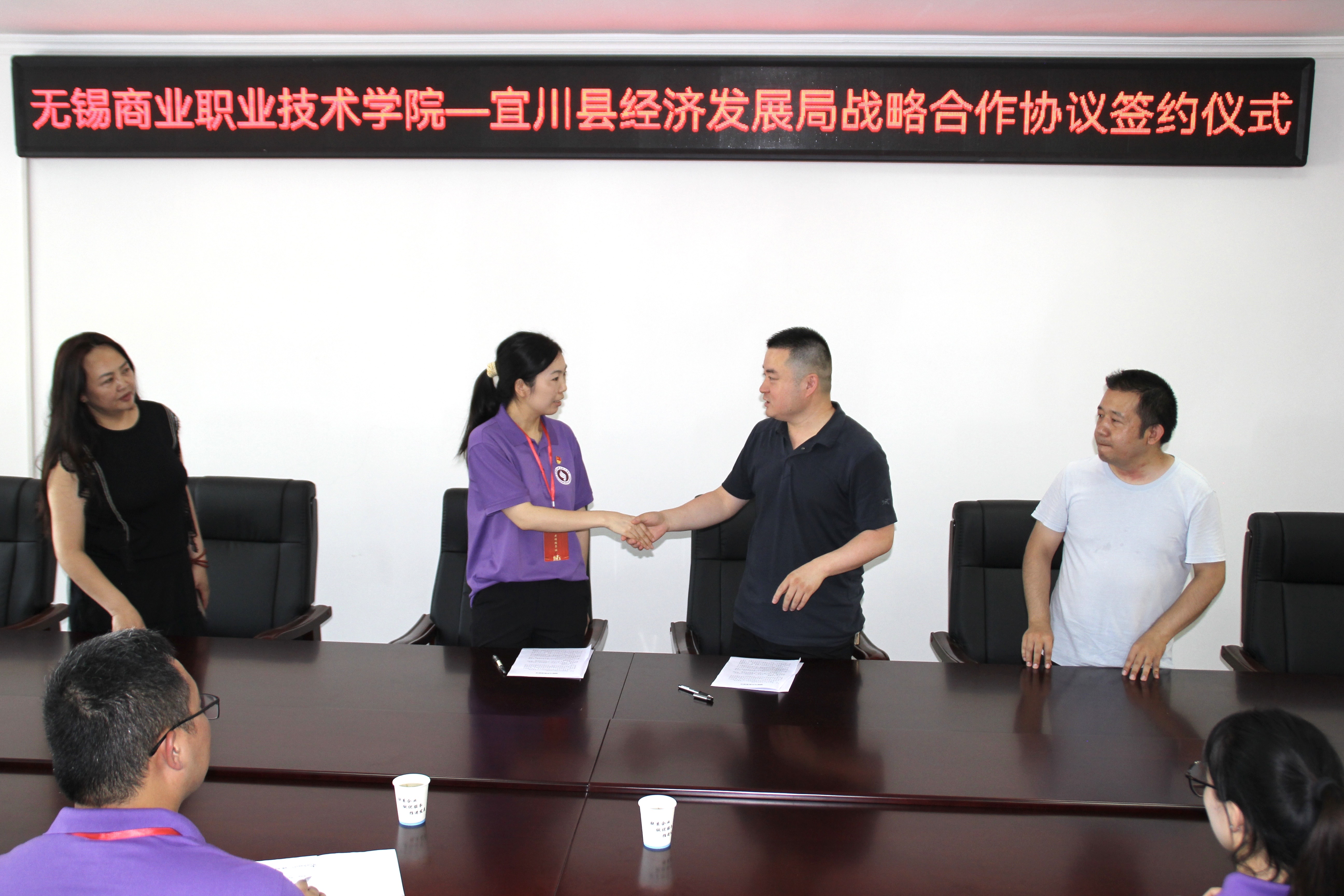 团队指导老师代表学校同宜川县经济发展局签订战略合作协议.jpg