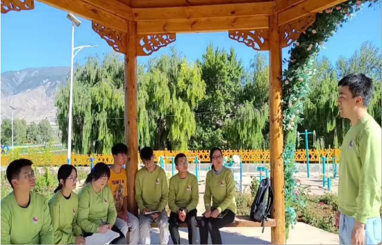 图为指导老师王健在二连村讲授以“中国西部的乡村振兴”为主题的思政课