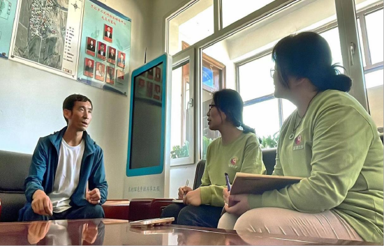图实践团指导老师江雪茹、钱雪蕾与二连村党委书记王生玉就二连村青少年成长问题进行访谈
