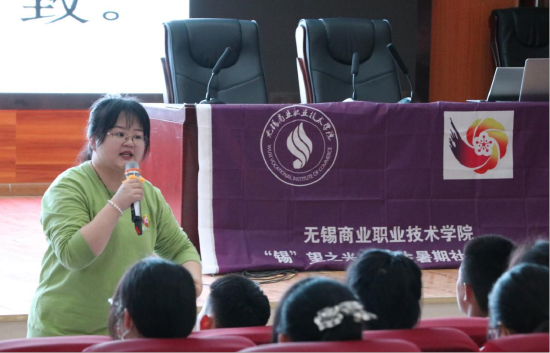 图为实践团指导老师钱雪蕾在贵德中学开讲“心享课堂”